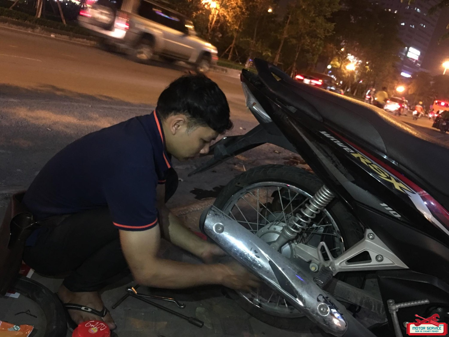 Bạn đang gặp vấn đề với xe máy tại Hà Nội? Đừng lo lắng! Chúng tôi sẵn sàng đến để sửa chữa chiếc xe của bạn, với đội ngũ thợ giỏi và uy tín. Hãy xem hình ảnh để biết thêm về dịch vụ chuyên nghiệp của chúng tôi tại Hà Nội.