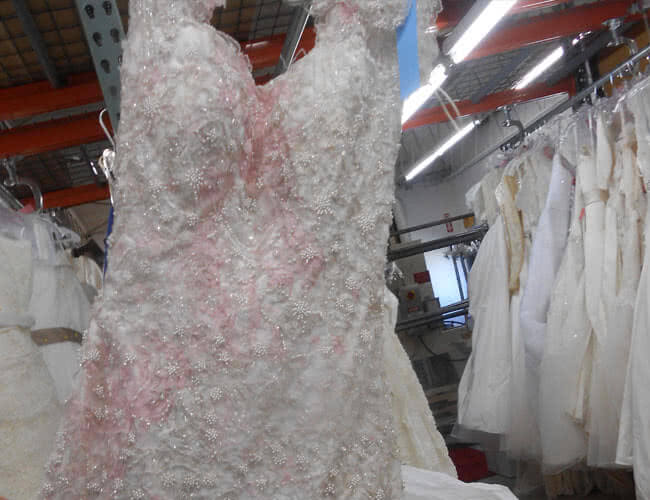Giặt váy cưới bằng máy giặt công nghiệp  sách bóng kin kít Hết bùn đất  sáng như mới  không bong  YouTube