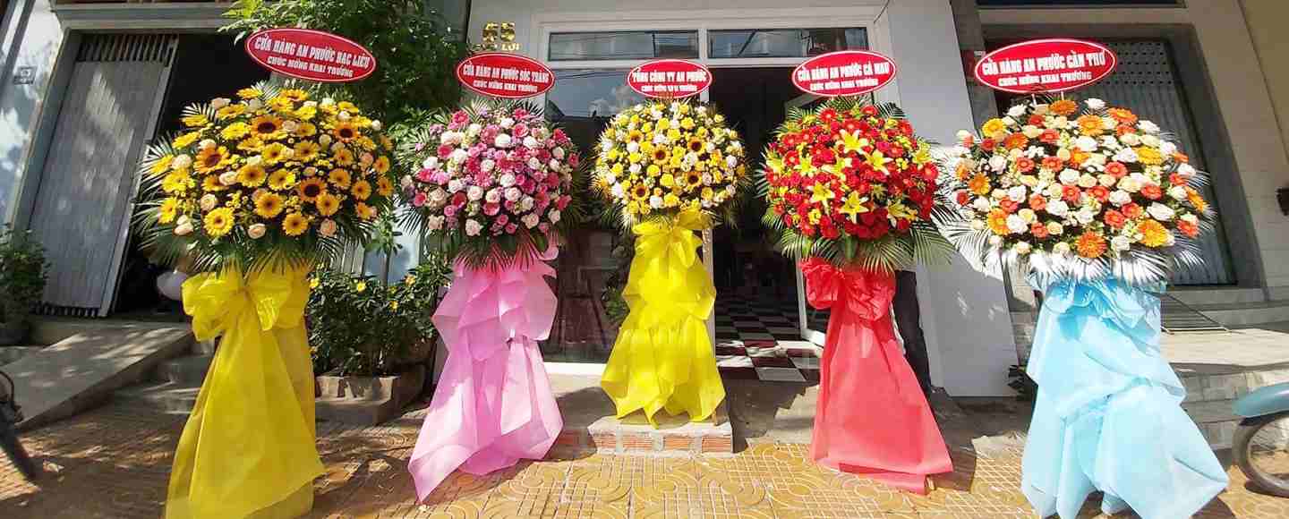 Những lẵng hoa khai trương ở Hà Nội là những tác phẩm điêu khắc của các nghệ nhân tài ba, bao gồm những loại hoa đa dạng, màu sắc phong phú. Với sự sáng tạo và cầu kỳ trong trang trí, chúng sẽ mang đến cho khách hàng một sản phẩm tuyệt vời và đẹp mắt nhất.